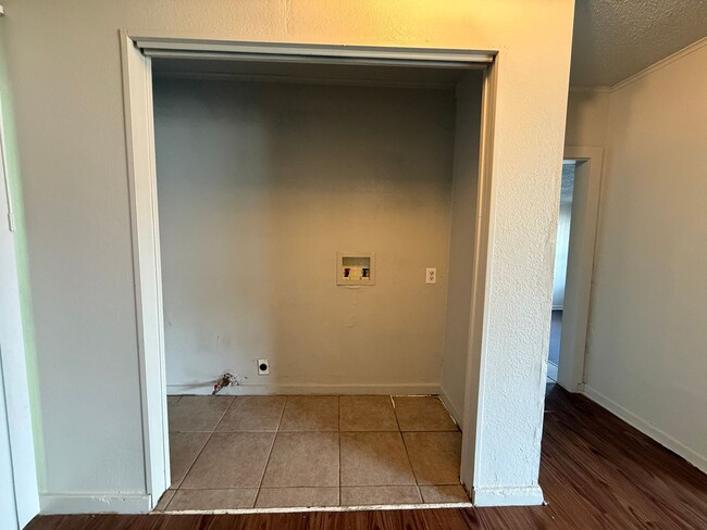 Building Photo - 4 bedroom house