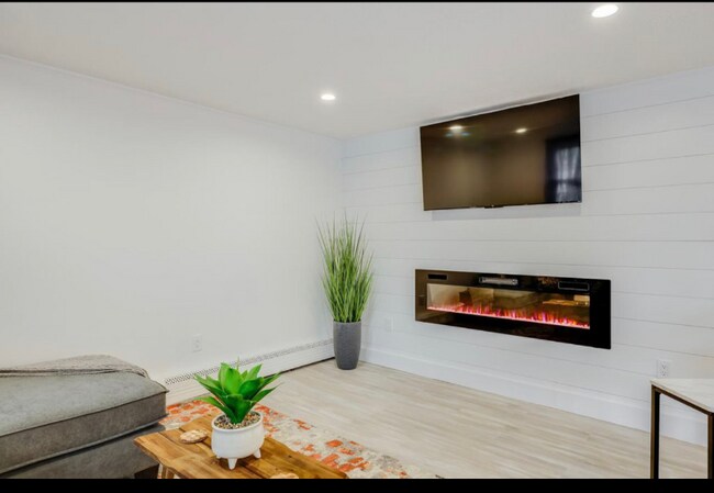 Building Photo - 253 Main St