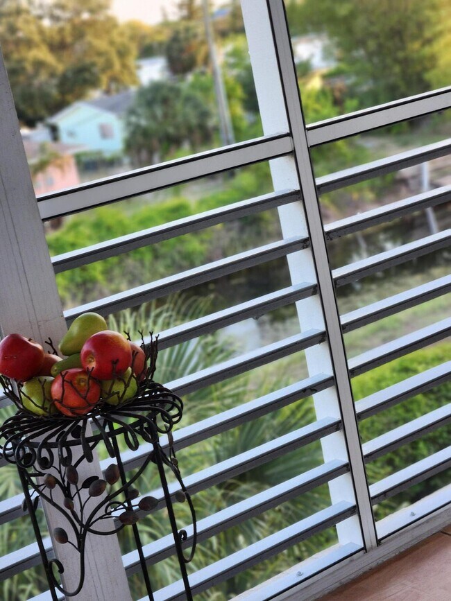 Building Photo - 2606 Garden Dr S