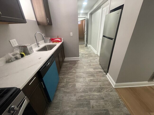 Building Photo - 1028 W Oakdale Ave