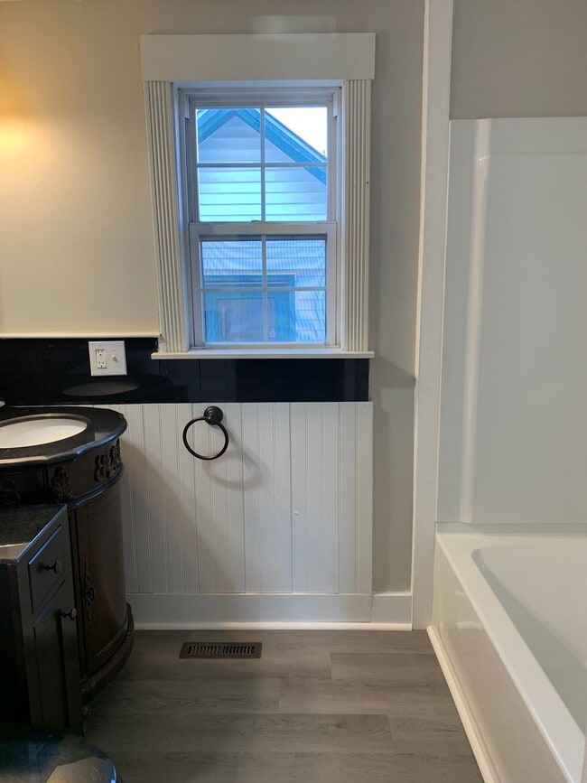 Building Photo - Spacious single family home with 3 beds/2 ...