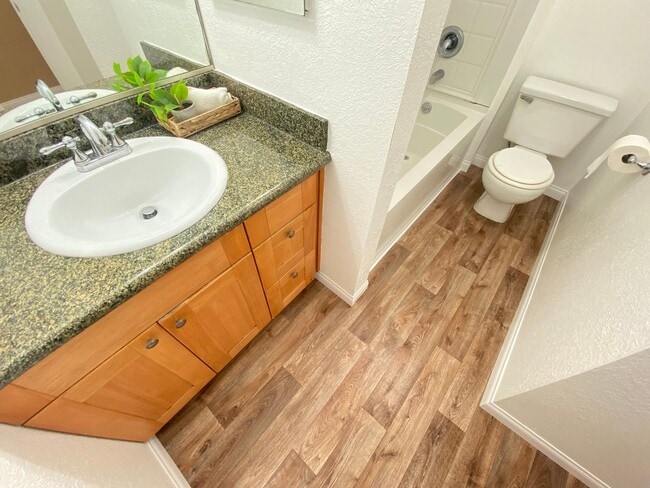 Building Photo - Advent - Top Floor Large, Bright & Spaciou...