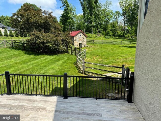 Building Photo - 553 Worthington Rd