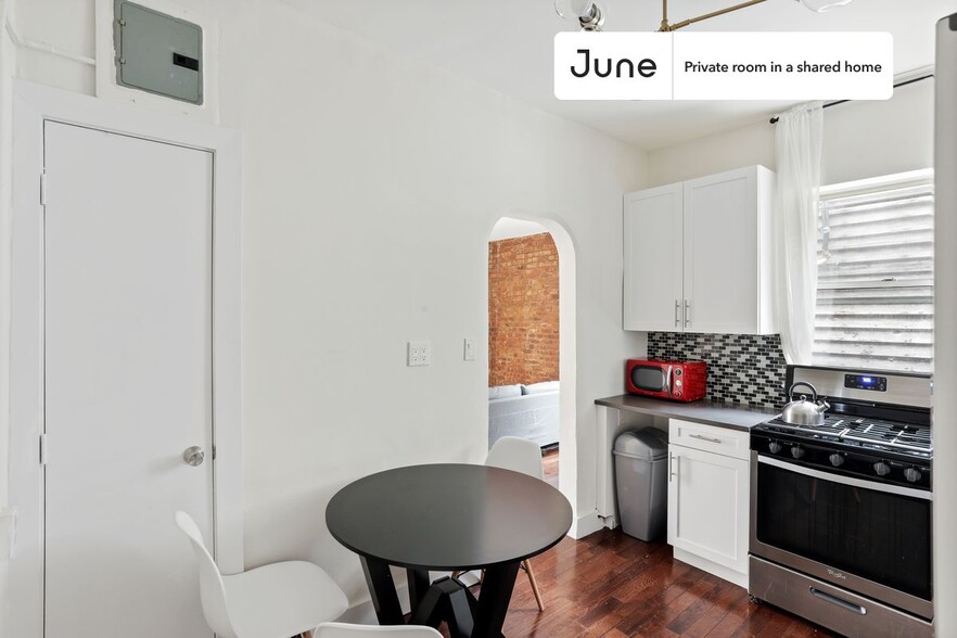 Building Photo - Private bedroom in 3 bed/1 bath Home