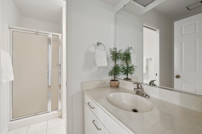Building Photo - Delightful 3/3bth End-Unit Townhouse in Ce...