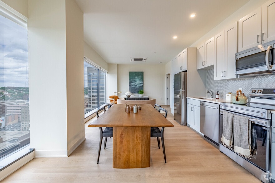 2BR, 2BA - 1,050SF - Kitchen - 7 West 7th Apartments