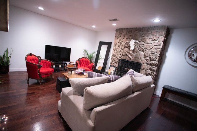 living room - 4455 Sunnycrest Dr