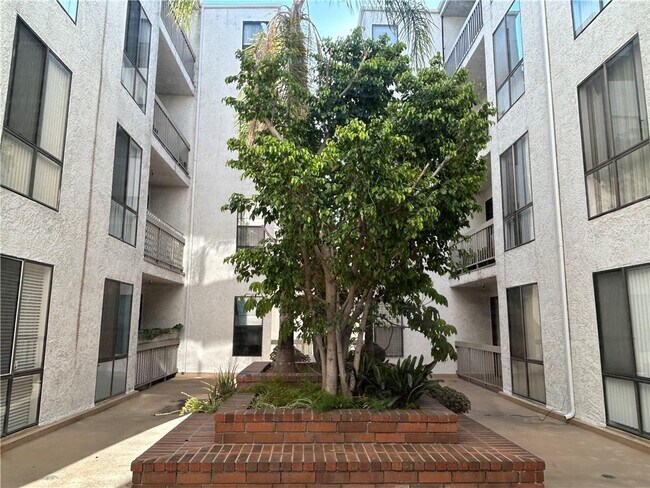 Building Photo - 533 S St Andrews Pl