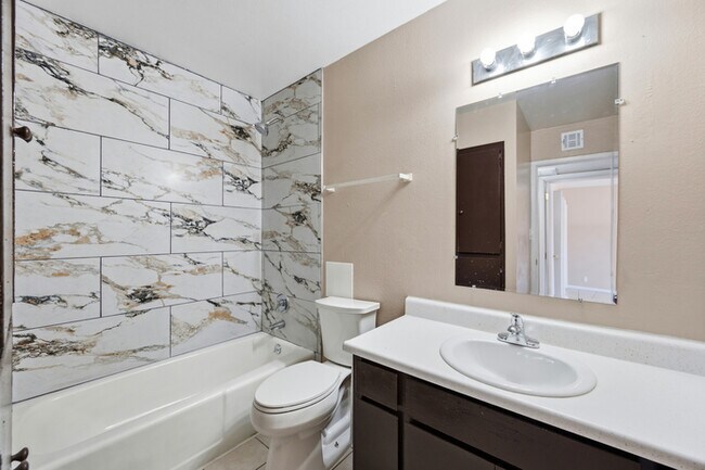 Building Photo - Centrally Located Townhome