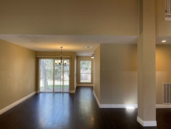 Building Photo - 13731 Oak Pebble