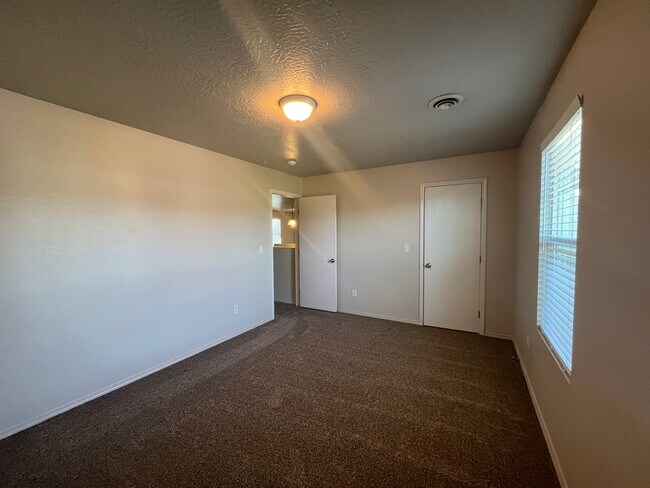 Building Photo - 945 W Woodpine St