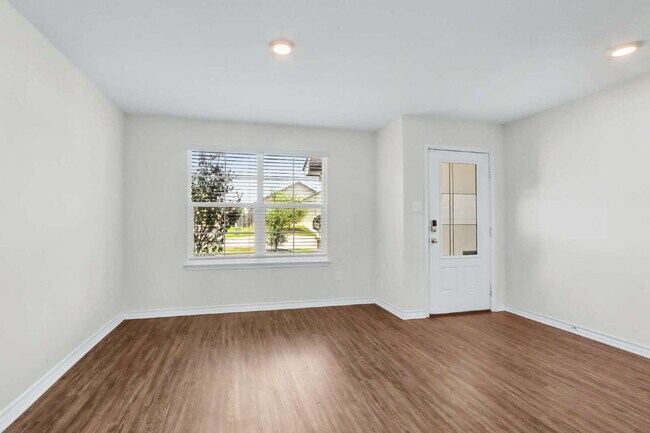 Building Photo - "Spacious 5-Bedroom Sanctuary with 2.5 Bat...