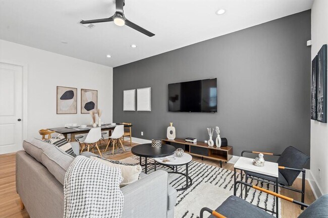 Building Photo - 5214 Pine Tree Dr