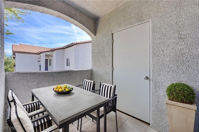 Building Photo - 2615 W Gary Ave