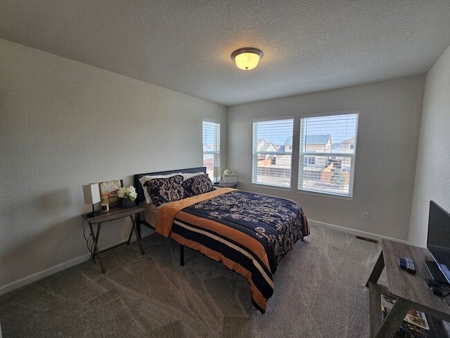 Building Photo - Like new!! 3-bedroom, 3-bathroom rental in Lorson Ranch community!