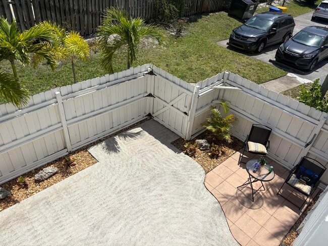 Building Photo - 141 E Riverside Dr