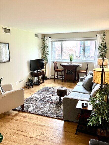 Building Photo - 515 W Wrightwood Ave