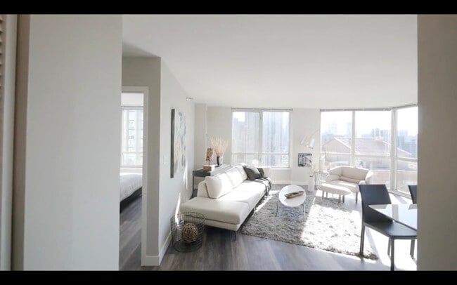 Building Photo - 40 E Delaware Pl