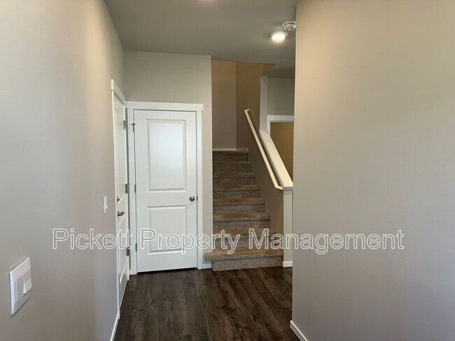 Building Photo - 6461 Hornet Cir NE