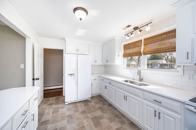 Building Photo - 3 Bedroom Home For Rent in Sandston VA With Detached Garage, Fenced Yard, and Lawn Care Included