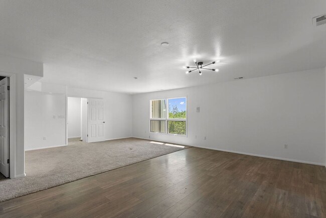 Building Photo - 4 Bedroom, 2.5 Bathroom in Lakeside Terrac...