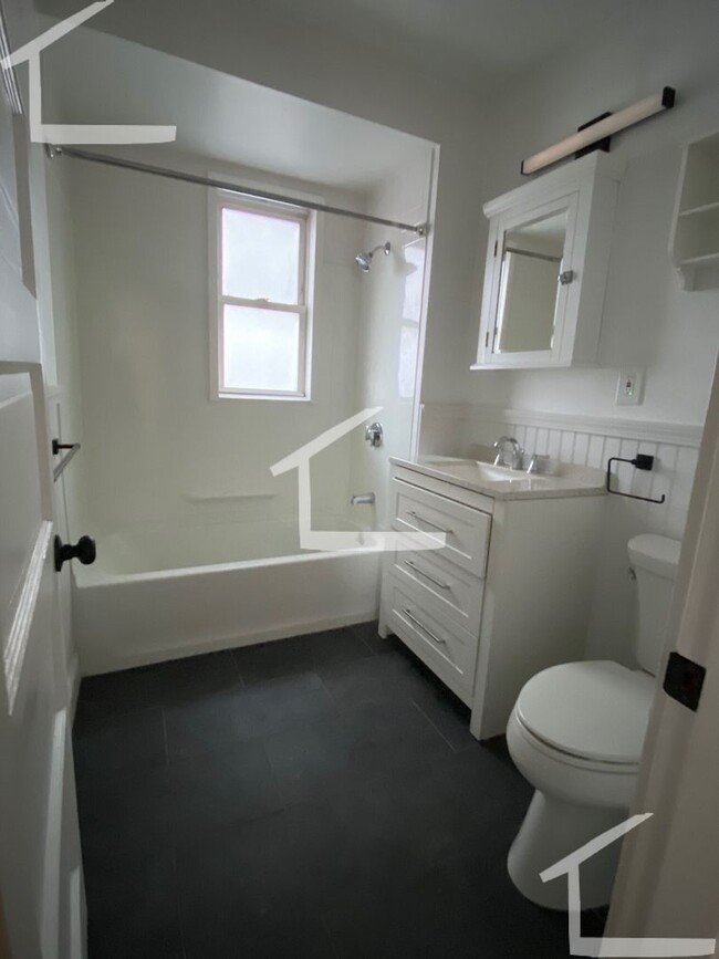 Building Photo - Avl NOW - Spacious, updated 3BR near Oak S...