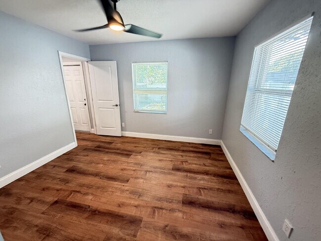 Building Photo - Charming 2-Bed Duplex in Tampa with Modern...