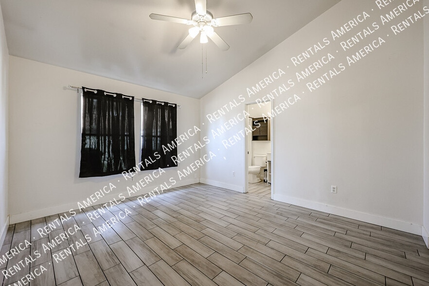 Building Photo - 1631 E Javelina Cir
