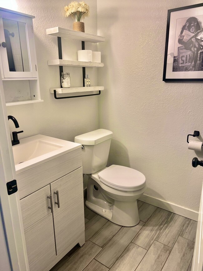 Building Photo - 303 Craigmont Dr