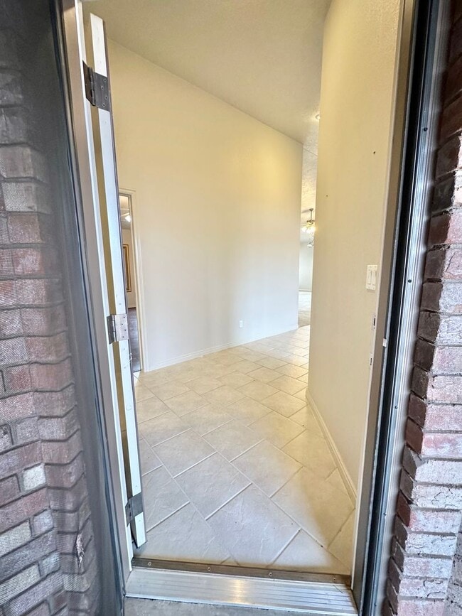 Building Photo - 3 Bedroom Home + an office on Southgate Golf Course.