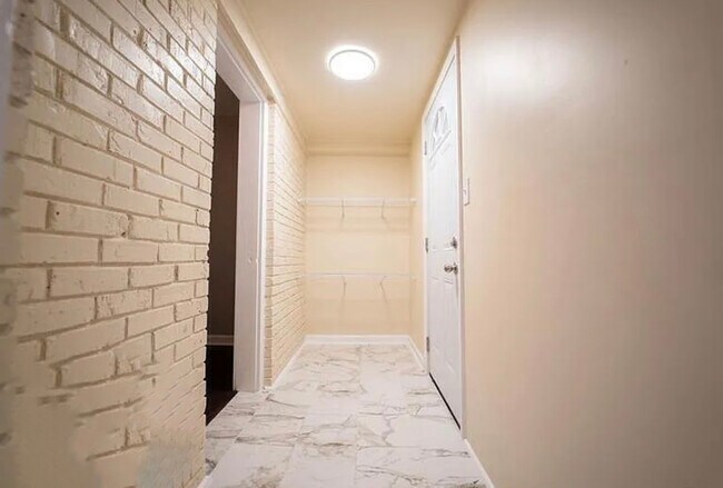 Building Photo - 215 Silver Springs Cir SW