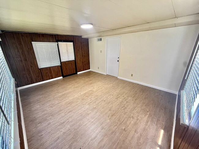 Building Photo - Move-in ready