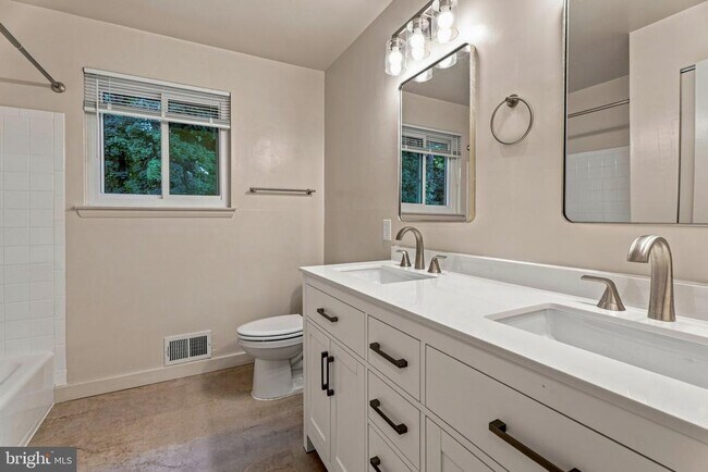 Building Photo - 4631 Hawksbury Rd