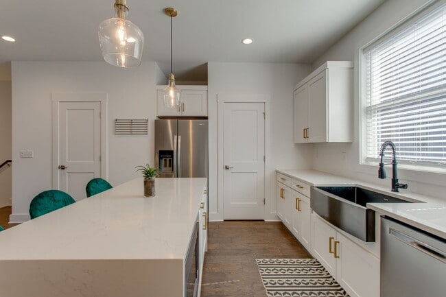 Building Photo - 732 Inspiration Blvd