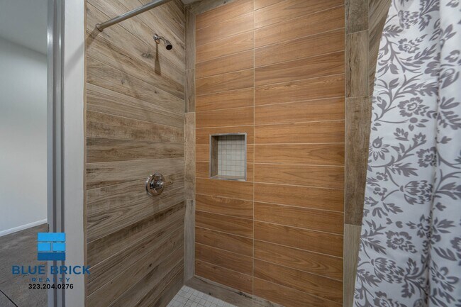 Building Photo - 5239-5241 Huntington Dr -