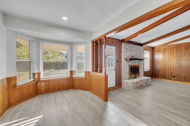 Building Photo - AVAILABLE NOW! (SECTION 8 ACCEPTED)