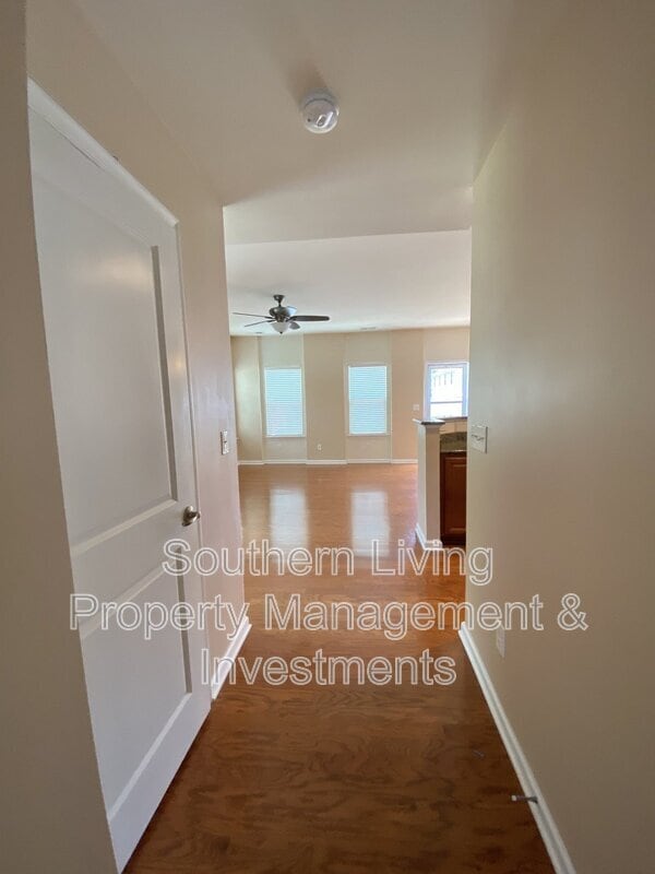 Building Photo - 2601 Silverthorn Dr