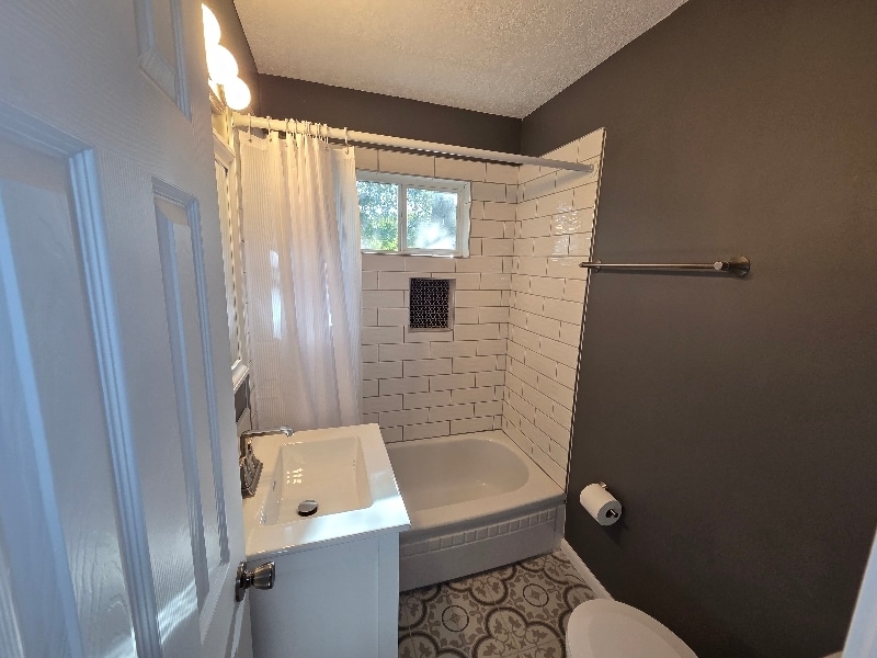 Building Photo - 3311 Interlachen Dr NE