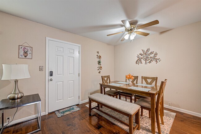 Building Photo - 2121 Fountain View Dr
