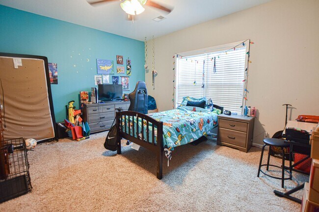 Building Photo - Pet Friendly Five Bedroom!