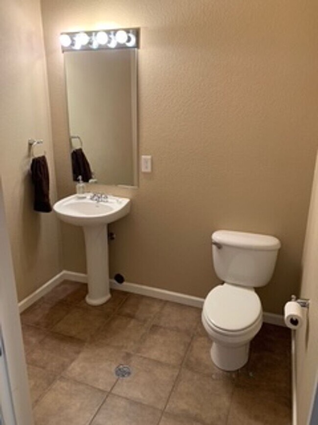 Building Photo - Downtown Executive Fully Furnished 2 Bed, 4 Bath Townhouse