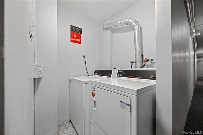 Building Photo - 16 Lake St