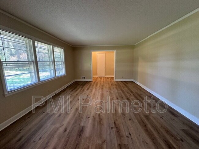 Building Photo - 529 Skyland Dr