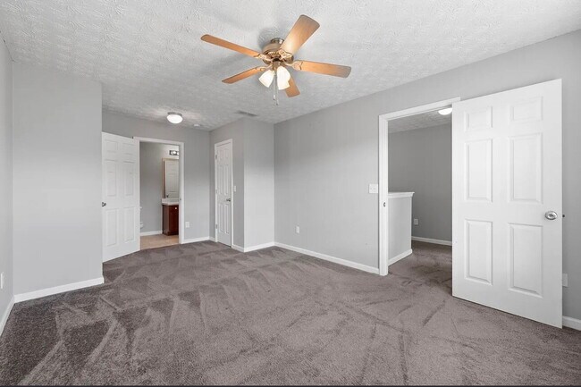 Building Photo - "Charming 3-Bed Townhouse with Hardwood Fl...
