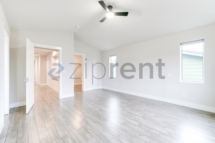 Building Photo - Unit