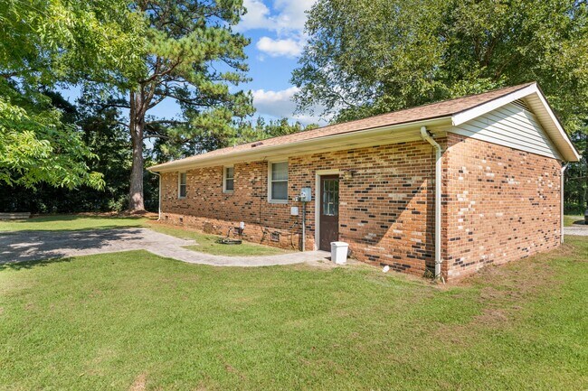 Building Photo - 1045 Scott Town Rd