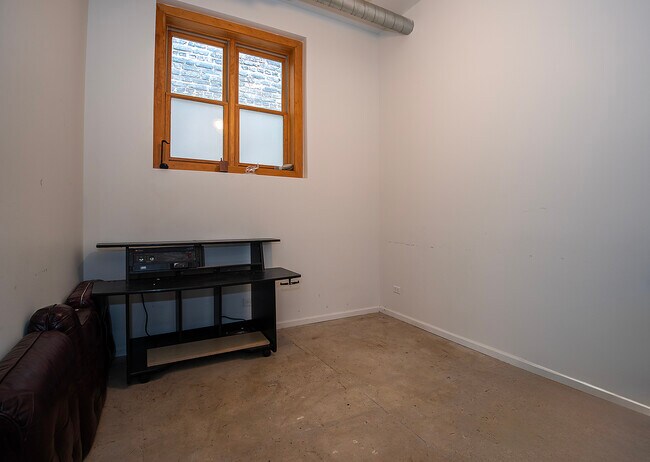 Building Photo - 2021 S Throop St