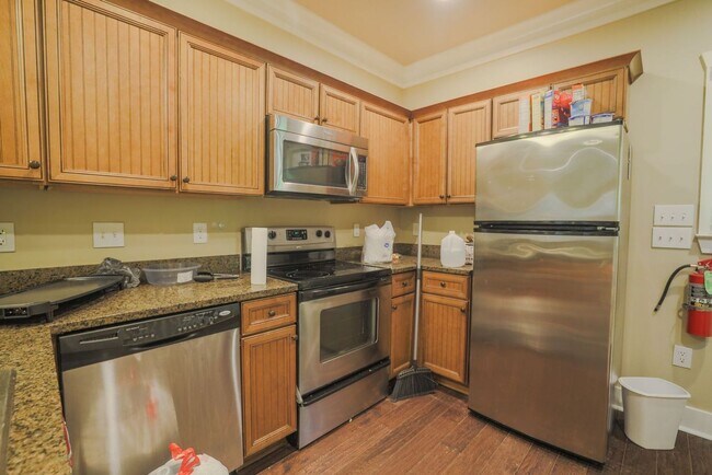 Building Photo - Quiet Apartment 2 Miles from Campus!