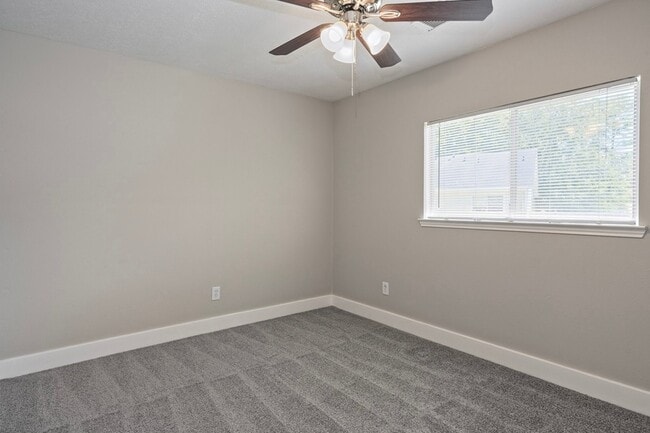 Building Photo - 18178 Woodsdale Ct