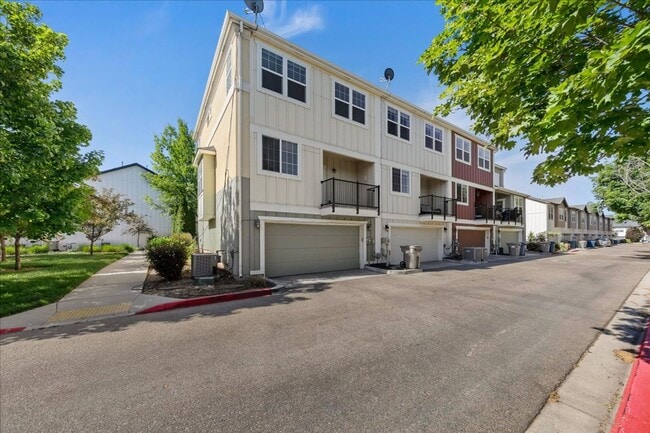 Building Photo - Stylish Multi-Level Condo in West Boise